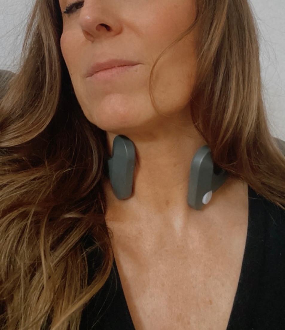 Quando vivi con emicrania cronica e cefalea a grappolo, sei pronta a provare anche i gadget più strani.
Questo è uno stimolatore del nervo vago: non è approvato dalla FDA, non fa promesse di miracoli, ma la ricerca ci sta lavorando.
Grazie al mio compagno @terapia_cialo Io lo provo, con curiosità e senza aspettative. Vediamo se al mio nervo vago piace.
Vi tengo aggiornatə
🫶🏼 🧠 
#nervovago #vagus #vagusnerve #vagusnervestimulator 
vagus nerve stimulator 
Stimolatore del nervo vago 
Somatic experiencing